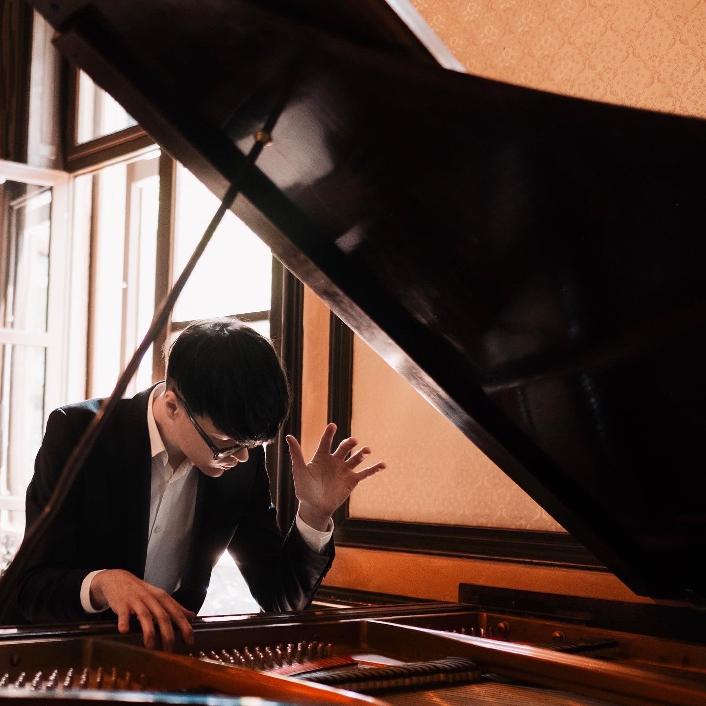 Alex Pudmann at the piano